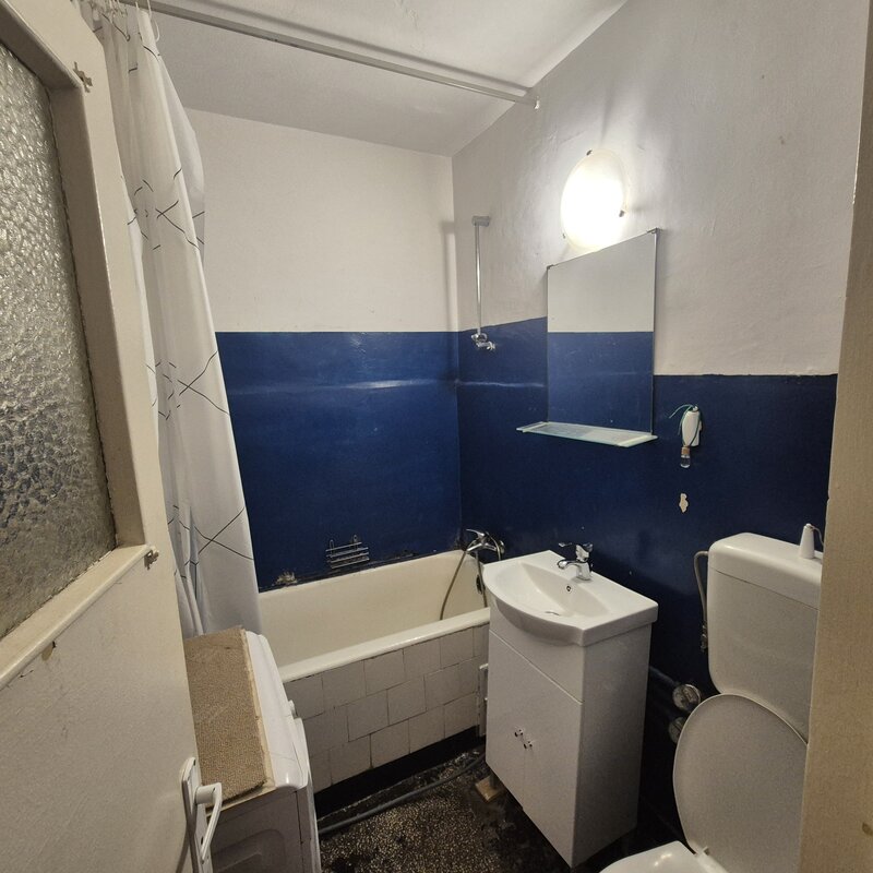 Calea Grivitei, langa Metrou Basarab.